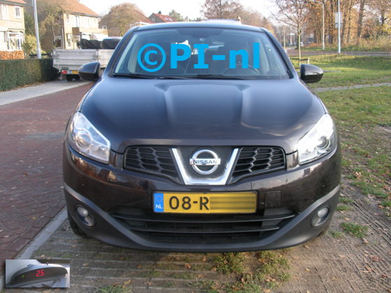 Parkeersensoren (set A 2019) ingebouwd door PI-nl in de voorbumper een Nissan Qashqai Acenta uit 2011. De display werd linksvoor bij de a-stijl gemonteerd.