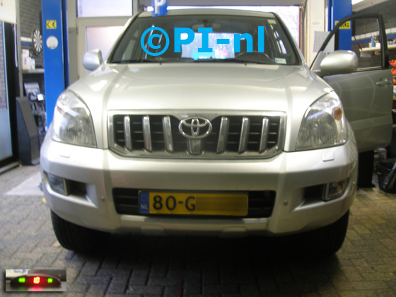 Parkeersensoren (set A 2019) ingebouwd door PI-nl in de voorbumper van een Toyota LandCruiser uit 2005. De display werd linksvoor bij het raam gemonteerd. Een kapotte set van een ander merk werd vervangen.