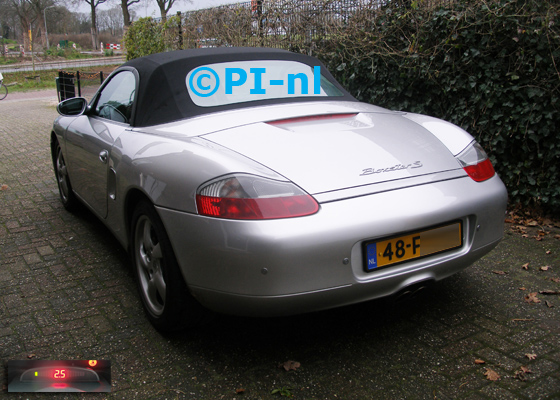 Parkeersensoren (set A 2019) ingebouwd door PI-nl in een Porsche Boxster S Cabriolet met canbus uit 2000. De display werd op de stuurkolom gemonteerd. Er werden standaard zilveren sensoren gemonteerd.