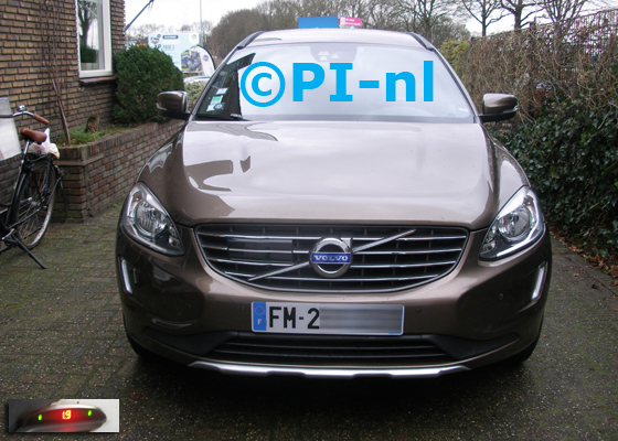 OEM-parkeersensoren (set H 2019) ingebouwd door PI-nl in de voorbumper van een Volvo XC60 uit 2014. De display werd linksvoor bij de a-stijl gemonteerd.