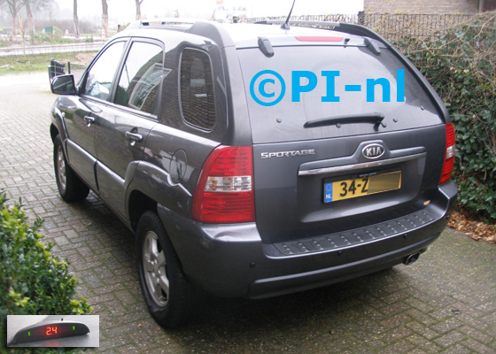 Parkeersensoren (set A 2020) ingebouwd door PI-nl in een Kia Sportage uit 2007. De display werd linksvoor bij de a-stijl gemonteerd.