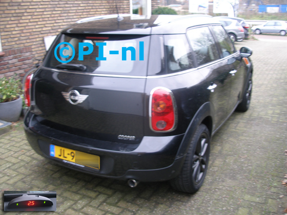 Parkeersensoren (set A 2020) ingebouwd door PI-nl in een Mini Countryman Cooper Pepper met canbus uit 2010. De display werd linksvoor bij de voorruit gemonteerd.