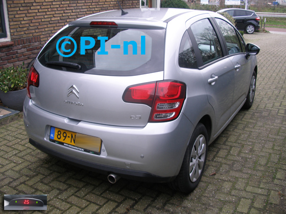 Parkeersensoren (set A 2020) ingebouwd door PI-nl in een Citroen C3 uit 2010. De display werd linksvoor bij de a-stijl gemonteerd. Er werden standaard zilveren sensoren gemonteerd.