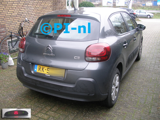 Parkeersensoren (set A 2020) ingebouwd door PI-nl in een Citroen C3 uit 2017. De display werd linksvoor bij de a-stijl gemonteerd.