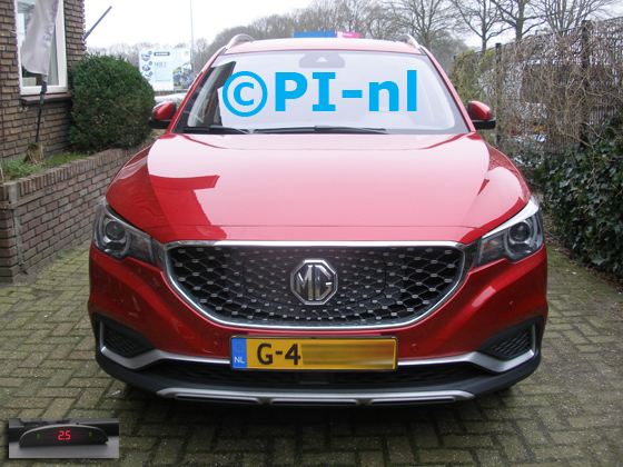 Parkeersensoren (set A 2020) ingebouwd door PI-nl in de voorbumper van een MG ZS ev (nieuw) uit 2019. De display werd midden op het dashboard gemonteerd.