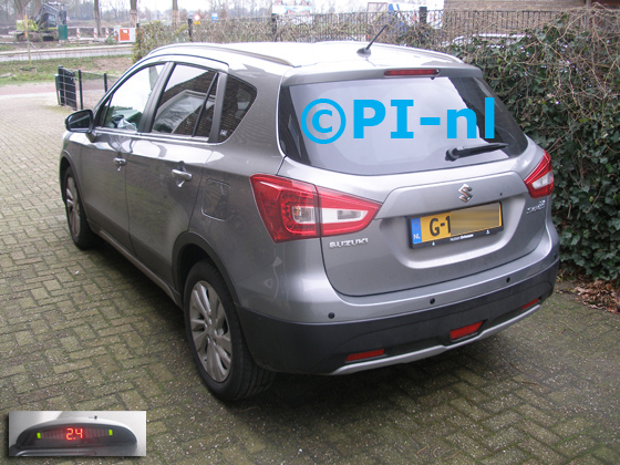 Parkeersensoren (set A 2020) ingebouwd door PI-nl in een Suzuki S Cross uit 2019. De display werd linksvoor bij de a-stijl gemonteerd.