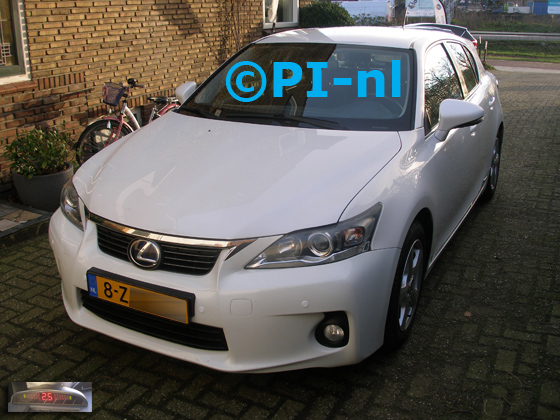 Parkeersensoren (set A 2020) ingebouwd door PI-nl in de voorbumper van een Lexus CT200H uit 2013. De display werd linksvoor bij de a-stijl gemonteerd. Er werden standaard witte sensoren gemonteerd.