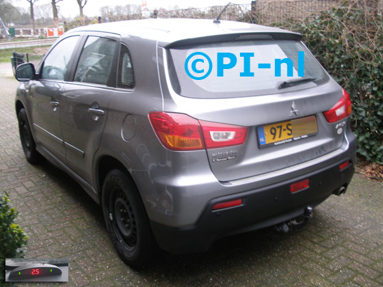 Parkeersensoren (set A 2020) ingebouwd door PI-nl in een Mitsubishi ASX uit 2012. De display werd linksvoor bij de a-stijl gemonteerd.