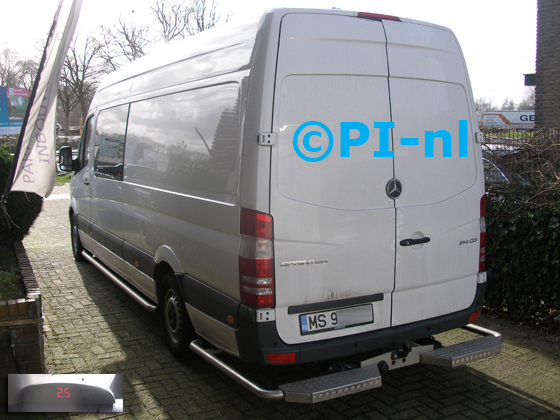 Parkeersensoren (set A 2020) ingebouwd door PI-nl in een Mercedes-Benz Sprinter L3H2 Lang met canbus uit 2017. De display werd links op het dashboard gemonteerd.