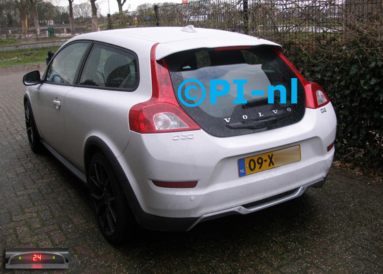 Parkeersensoren (set A 2020) ingebouwd door PI-nl in een Volvo C30 Advantage D2 met canbus uit 2012. De display werd op de stuurkolom gemonteerd. Er werden standaard witte en zilveren sensoren gemonteerd.