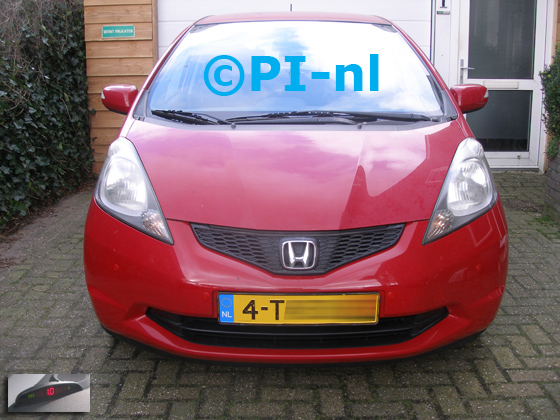 Parkeersensoren (set A 2020) ingebouwd door PI-nl in de voorbumper van een Honda Jazz uit 2010. De display werd links op het dashboard gemonteerd.