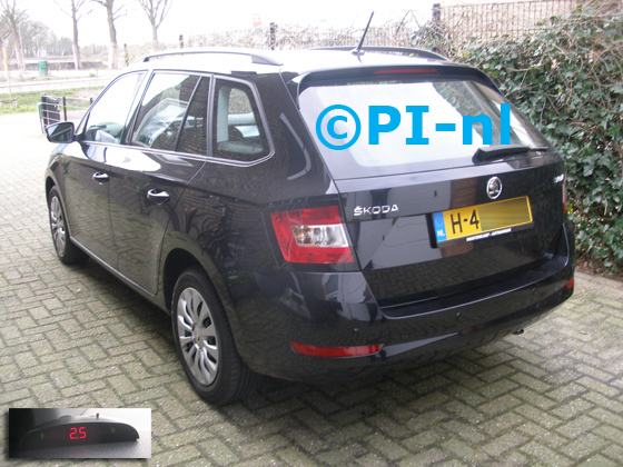 Parkeersensoren (set A 2020) ingebouwd door PI-nl in een Skoda Fabia Combi met canbus uit 2019. De display werd linksvoor bij de a-stijl gemonteerd.