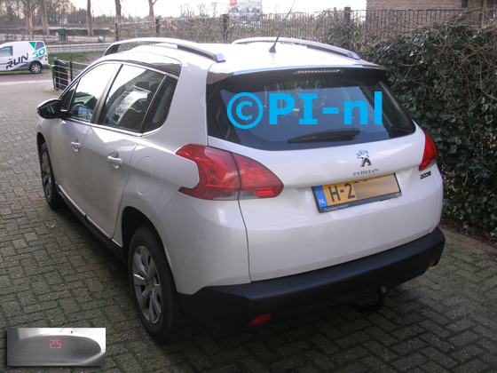 Parkeersensoren (set A 2020) ingebouwd door PI-nl in een Peugeot 2008 met canbus uit 2013. De display werd linksvoor nabij de a-stijl gemonteerd.