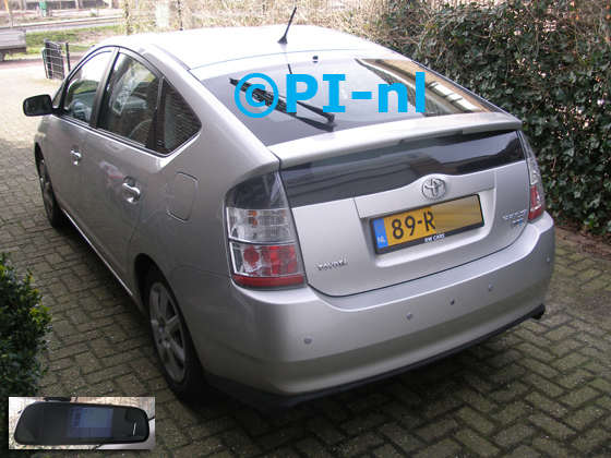 Parkeersensoren (set D 2020) ingebouwd door PI-nl in een Toyota Prius uit 2005. De spiegeldisplay is van de set met bumpercamera en sensoren.