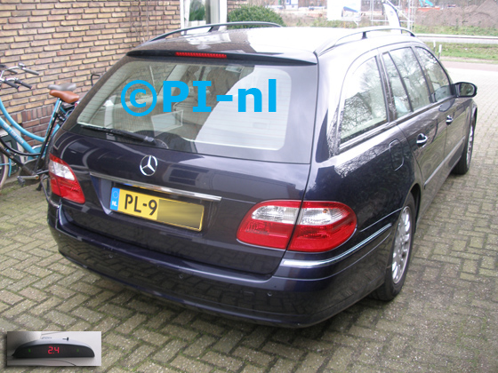 Parkeersensoren (set H 2020 bedienbaar) ingebouwd door PI-nl in een Mercedes E350 Combi uit 2005. De display werd linksvoor bij de a-stijl gemonteerd.