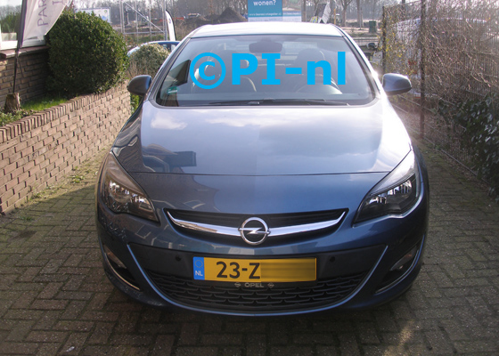 Parkeersensoren (set E 2020) ingebouwd door PI-nl in de voorbumper van een Opel Astra uit 2013. De pieper werd voorin gemonteerd.