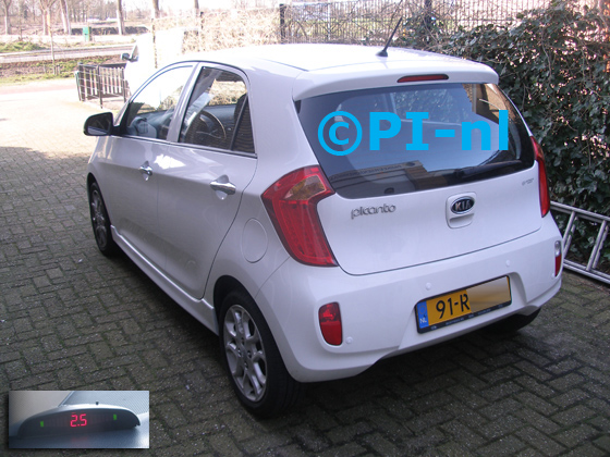 Parkeersensoren (set A 2020) ingebouwd door PI-nl in een Kia Picanto uit 2011. De display werd linksvoor bij de a-stijl gemonteerd.