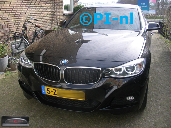 Parkeersensoren (set A 2020) ingebouwd door PI-nl in de voorbumper van een BMW 320i GT M-Sport uit 2015. De display werd linksvoor bij de a-stijl gemonteerd.