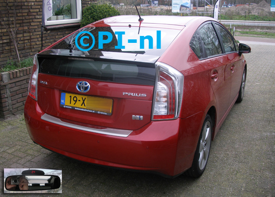 OEM-parkeersensoren (set H 2020) ingebouwd door PI-nl in een Toyota Prius uit 2012. De display werd op de binnenspiegel gemonteerd.