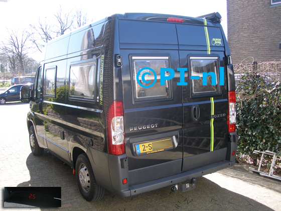 Parkeersensoren (set A 2020) ingebouwd door PI-nl in een Peugeot Boxer camperbus met canbus uit 2013. De display werd linksvoor bij de a-stijl gemonteerd.