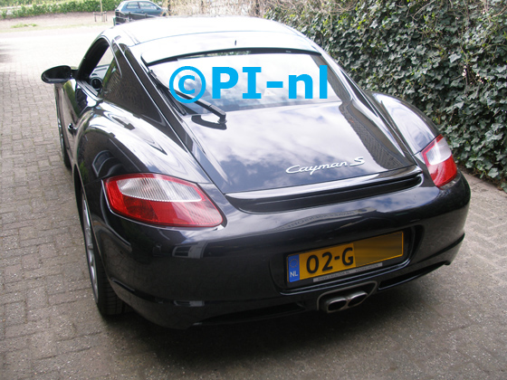 OEM-parkeersensoren (set H 2020) ingebouwd door PI-nl in een Porsche Cayman met canbus uit 2008. De pieper werd verstopt.