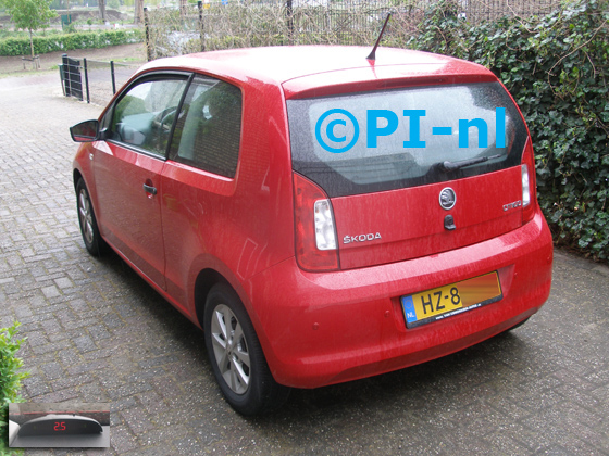 Parkeersensoren (set A 2020) ingebouwd door PI-nl in een Skoda Citigo met canbus uit 2012. De display werd linksvoor bij de a-stijl gemonteerd.