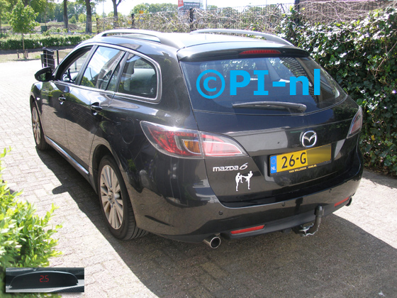 Parkeersensoren (set A 2020) ingebouwd door PI-nl in een Mazda 6 Touring uit 2008. De display werd linksvoor bij de a-stijl gemonteerd.