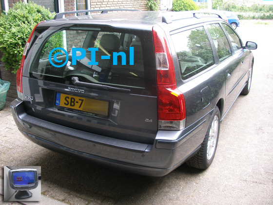 Parkeersensoren (set B 2020) ingebouwd door PI-nl in een Volvo V70 uit 2004. De display werd linksvoor bij de a-stijl gemonteerd.