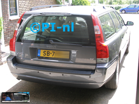 Parkeersensoren (set D 2020) ingebouwd door PI-nl in een Volvo V70 uit 2004. De spiegeldisplay is van de set met bumpercamera en sensoren.