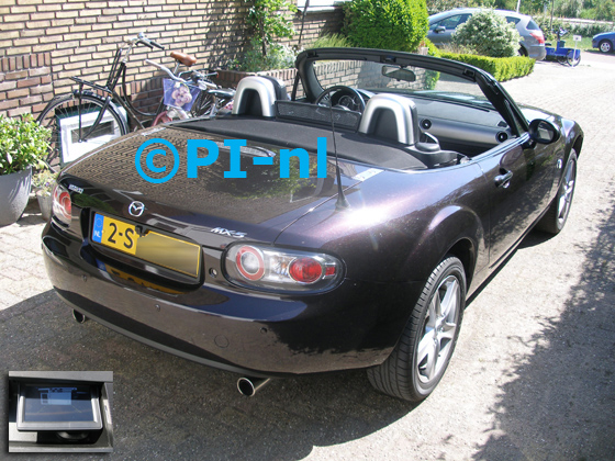 Parkeersensoren (set F 2020) ingebouwd door PI-nl in een Mazda MX-5 NC 1.8 NC uit 2008. De monitor is van de set met kentekenplaatcamera en sensoren, en werd gemonteerd in de middenconsole