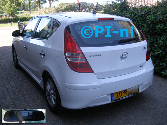 Parkeersensoren (set D 2020) ingebouwd door PI-nl in een Hyundai i30 hatchback uit 2011. De spiegedisplay is van de set met bumpercamera en (standaard witte) sensoren.