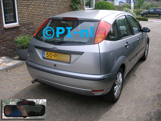 Parkeersensoren (set A 2020) ingebouwd door PI-nl in een Ford Focus hatchback uit 2005. De display werd op de binnenspiegel gemonteerd. Er werden standaard zilveren sensoren gemonteerd.