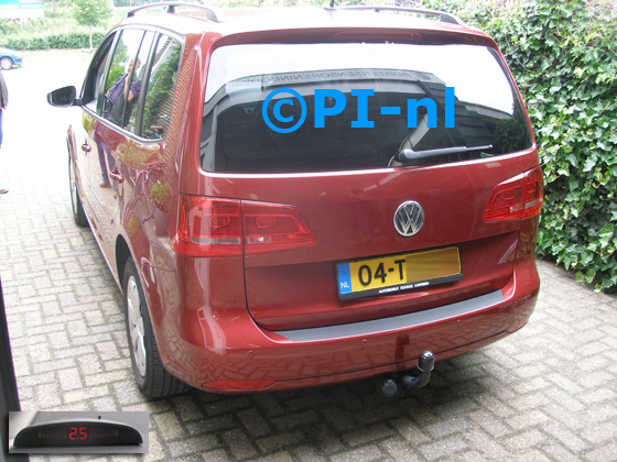 Parkeersensoren (set A 2020) ingebouwd door PI-nl in een Volkswagen Touran met canbus uit 2012. De display werd linksvoor bij de a-stijl gemonteerd.