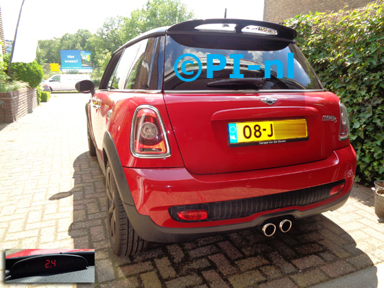 Parkeersensoren (set A 2020) ingebouwd door PI-nl in een Mini Cooper S met canbus uit 2009. De display werd linksvoor bij de a-stijl gemonteerd.