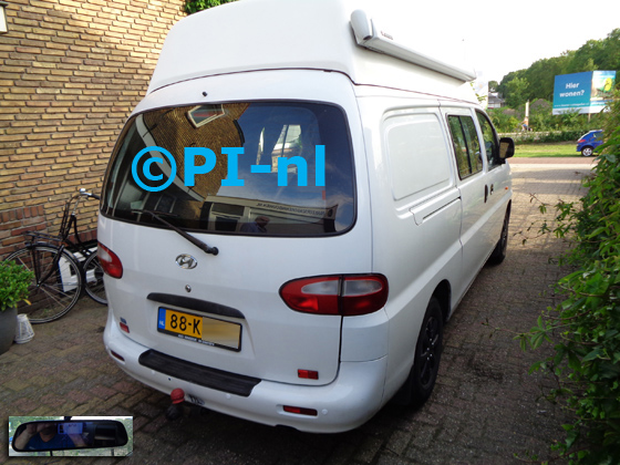 Parkeersensoren (set D 2020) ingebouwd door PI-nl in een Hyundai H200 camperbus uit 1999. De spiegeldisplay is van de set met standaard witte sensoren en bumpercamera.