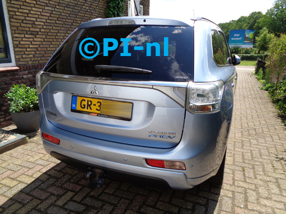 Parkeersensoren (set E 2020) ingebouwd door PI-nl in een Mitsubishi Outlander PHEV met canbus uit 2015. De pieper werd verstopt.
