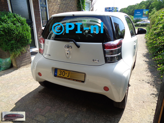 Parkeersensoren (set A 2020) ingebouwd door PI-nl in een Toyota IQ Aspiration uit 2009. De display werd linksvoor bij de a-stijl gemonteerd.