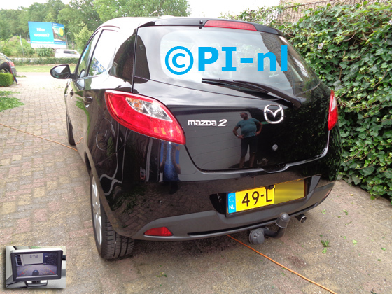 Parkeersensoren (set F 2020) ingebouwd door PI-nl in een Mazda 2 uit 2010. De monitor is van de set met kentekenplaatcamera en sensoren.