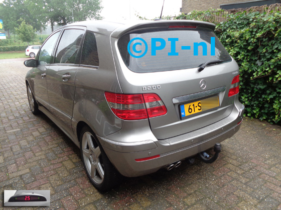 Parkeersensoren (set A 2020) ingebouwd door PI-nl in een Mercedes-Benz B200 met canbus uit 2006. De display werd linksvoor bij de a-stijl gemonteerd.