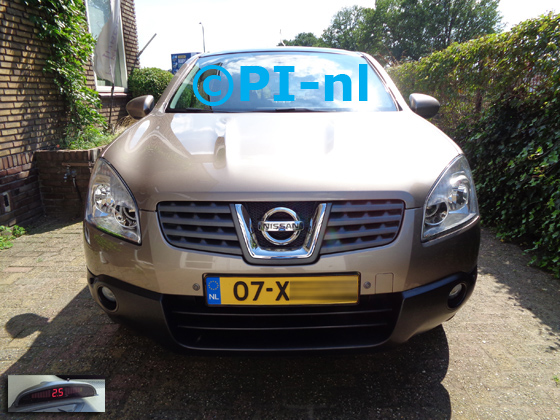 Parkeersensoren (set A 2020) ingebouwd door PI-nl in de voorbumper van een Nissan Qashqai uit 2007. De display werd linksvoor bij de a-stijl gemonteerd.