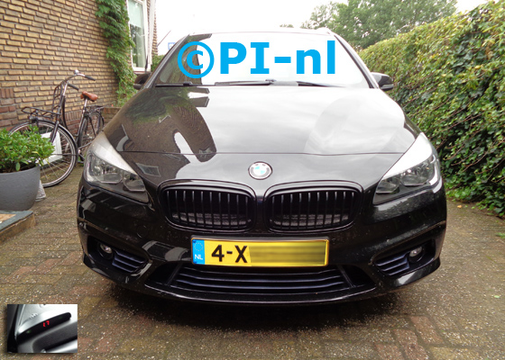 Parkeersensoren (set A 2020) ingebouwd door PI-nl in de voorbumper van een BMW 225i Executive Active Tourer uit 2014. De display werd linksvoor bij de a-stijl gemonteerd.