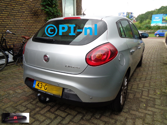 Parkeersensoren (set A 2020) ingebouwd door PI-nl in een Fiat Bravo uit 2008. De display werd linksvoor bij de a-stijl gemonteerd.