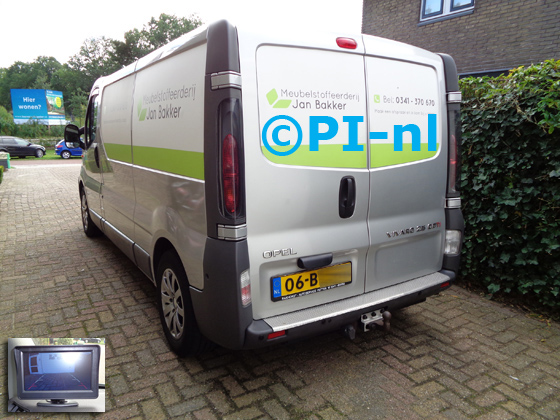 Parkeersensoren (set D 2020) ingebouwd door PI-nl in een Opel Vivaro uit 2004. De monitor is van de set met bumpercamera en sensoren.