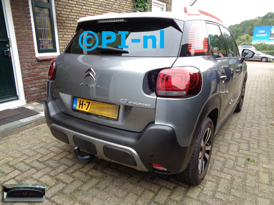 Parkeersensoren (set A 2020) ingebouwd door PI-nl in een Citroen C3 Aircross uit 2017. De display werd linksvoor bij de a-stijl gemonteerd.