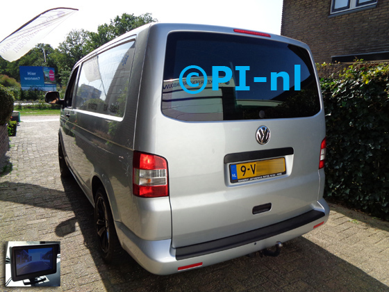 Camera-set (bumpercamera-set 2020) ingebouwd door PI-nl in een Volkswagen Transporter met canbus uit 2011. De monitor is van de set met bumpercamera.