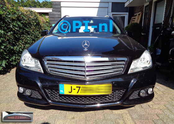 Parkeersensoren (set A 2020) ingebouwd door PI-nl in de voorbumper van een Mercedes-Benz C180 Estate uit 2012. De display werd linksvoor bij de a-stijl gemonteerd.