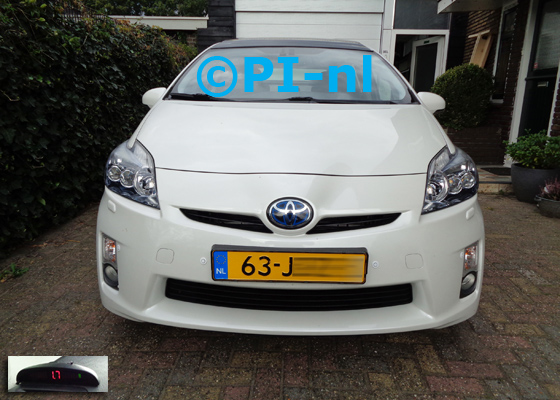 Parkeersensoren (set A 2020) ingebouwd door PI-nl in de voorbumper van een Toyota Prius uit 2009. De display werd linksvoor bij de a-stijl gemonteerd.