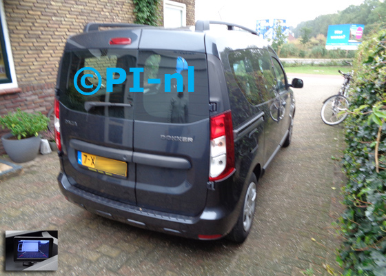 Parkeercamera (camera-set 2020) ingebouwd door PI-nl in een Dacia Dokker Laureate uit 2014. De monitor is van de set met bumpercamera.