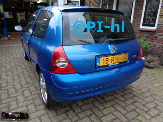 Parkeersensoren (set D 2020) ingebouwd door PI-nl in een Renault Clio uit 2005. De spiegeldisplay is van de set met bumpercamera en sensoren.