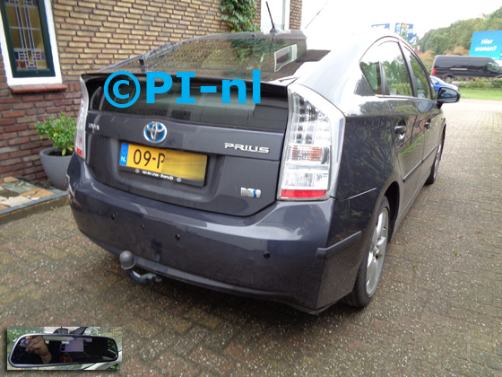 Parkeersensoren (set D 2020) ingebouwd door PI-nl in een Toyota Prius uit 2011. De spiegeldisplay is van de set met bumpercamera en sensoren.